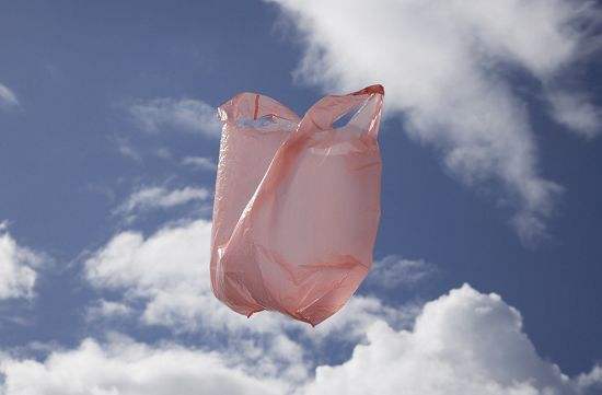 Padarīt plastmasas maisiņu pievērst uzmanību tam, kāda ir problēma